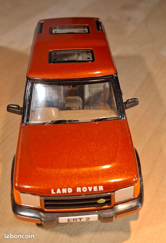 Land Rover avec bétaillère , 3 moutons, 2 agneaux et personnage avec