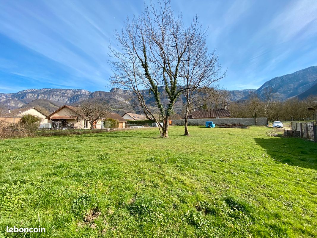 Terrain constructible - 1145 m² · à Rovon · 119 000 €
