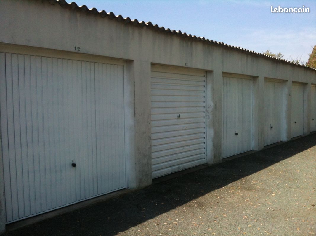 BOX sécurisé dans résidence 14m2 · à Saint-Prix · 135 €/mois
