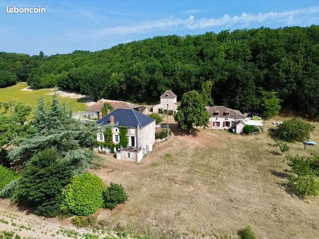 Maison 15 pièces 358 m² · à Hautefage-la-Tour · 358 m² · 499 000 €