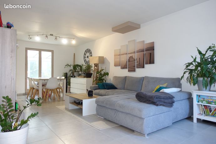 Dans secteur résidentiel, agréable villa de 136 m² utiles sur 494 m² de terrain clos et arboré