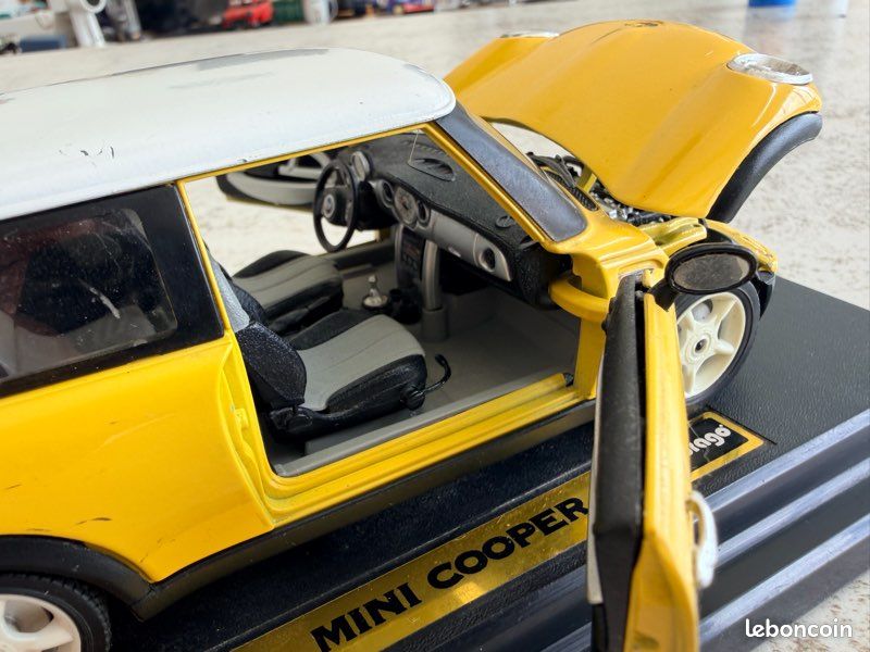Voiture Miniature Bburago 1/18 Mini Cooper Jaune Toit Blanc - Sur Socle (image 5)