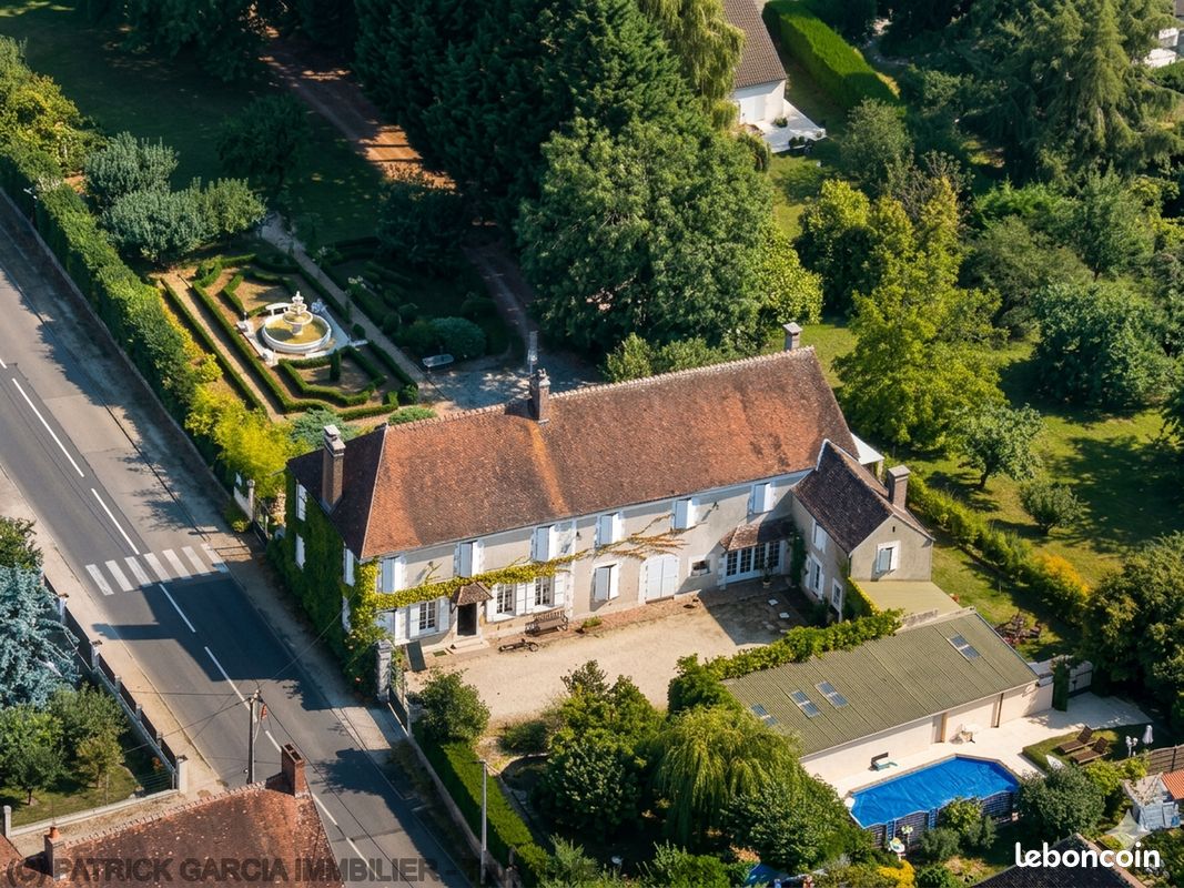 Maison 11 pièces 382 m² · à Montigny-la-Resle · 382 m² · 445 000 €