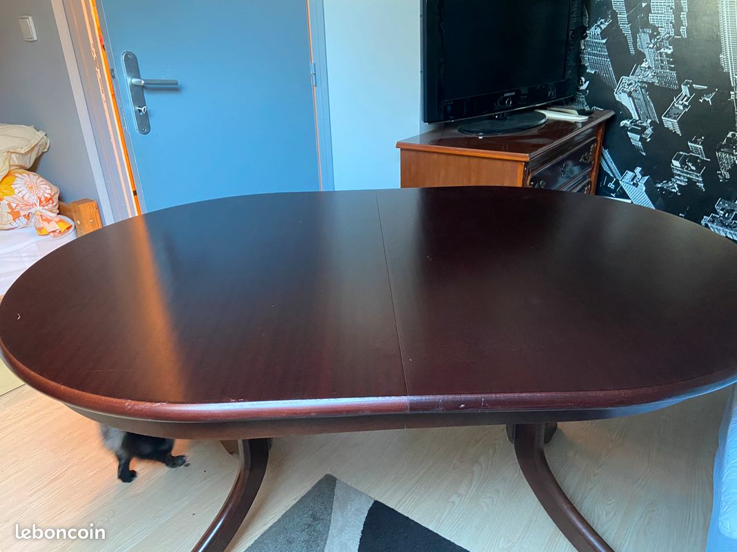 Table avec 6 chaises (image 1)