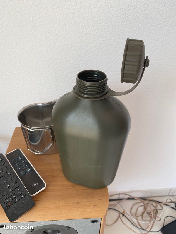 Gourde militaire avec son quart (image 1)
