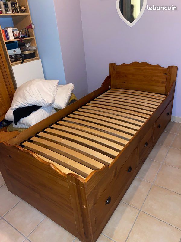 Lit en bois (image 1)