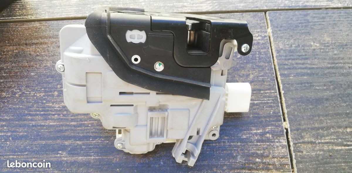 Serrure de porte AV droite Audi A4 B7 (image 2)
