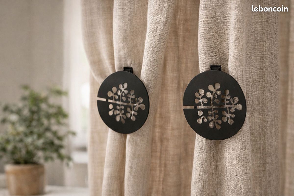 Lot de 2 pinces décoratives pivotantes – métal noir motif végétal – Ø 8,5 cm (image 1)