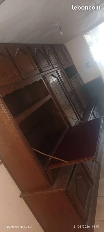 Vitrine en chaîne (image 1)