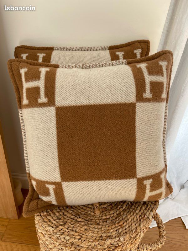 Coussin Hermès Avalon Grand Modèle (70 Cm) – Ecru/Orange – Cachemire Et Laine, Motif Géométrique