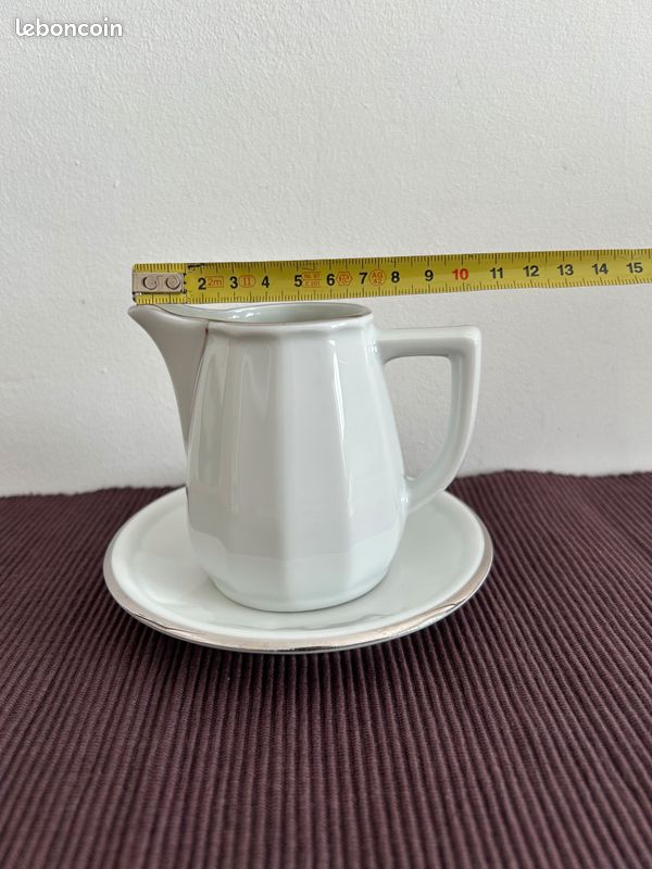 Apilco - joli pot à lait crémier et soucoupe porcelaine, blanc et filet platine/argent (bistrot) (image 3)
