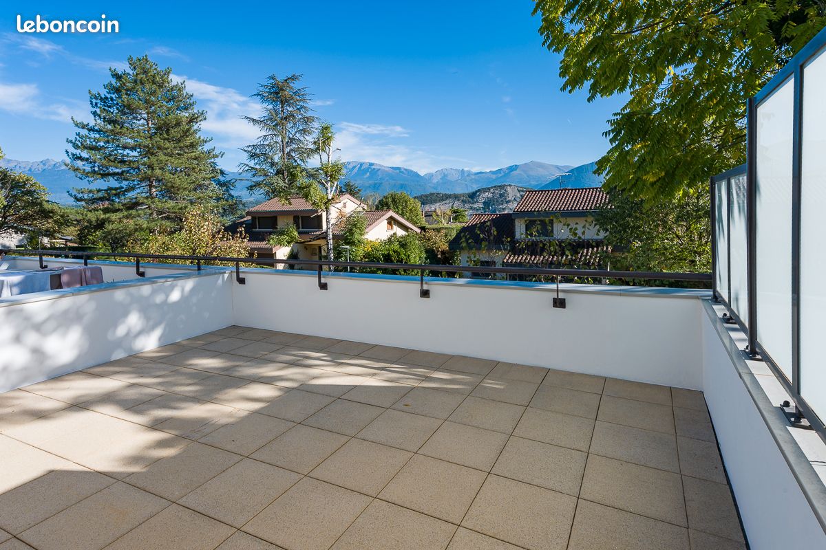 Claix centre – T4 81 m² en RDC – Terrasse 28 m² – Garage (image 1)