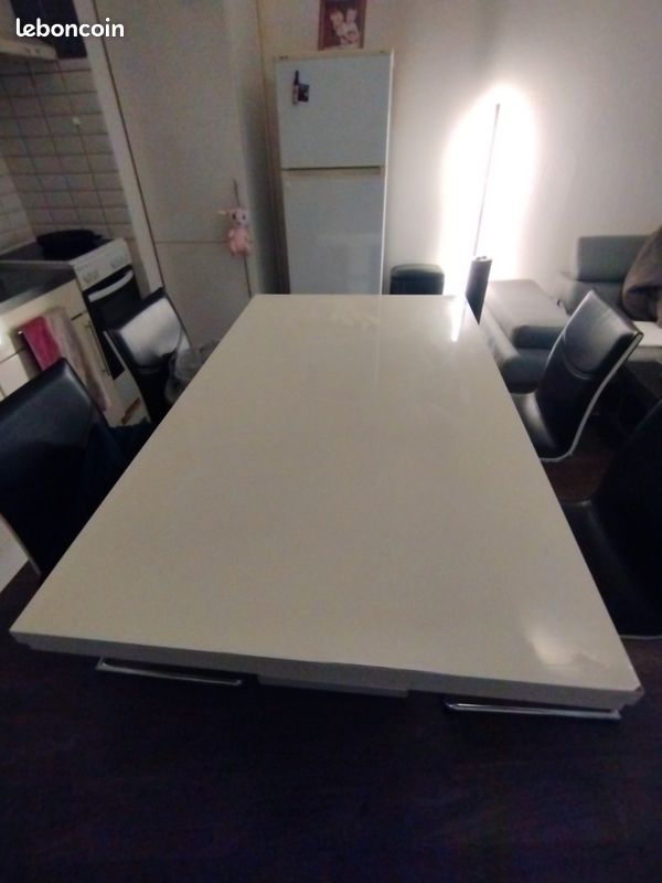 Table blanche et chaises noires et blanches (image 2)