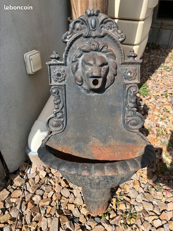 Fontaine murale en fonte (image 1)