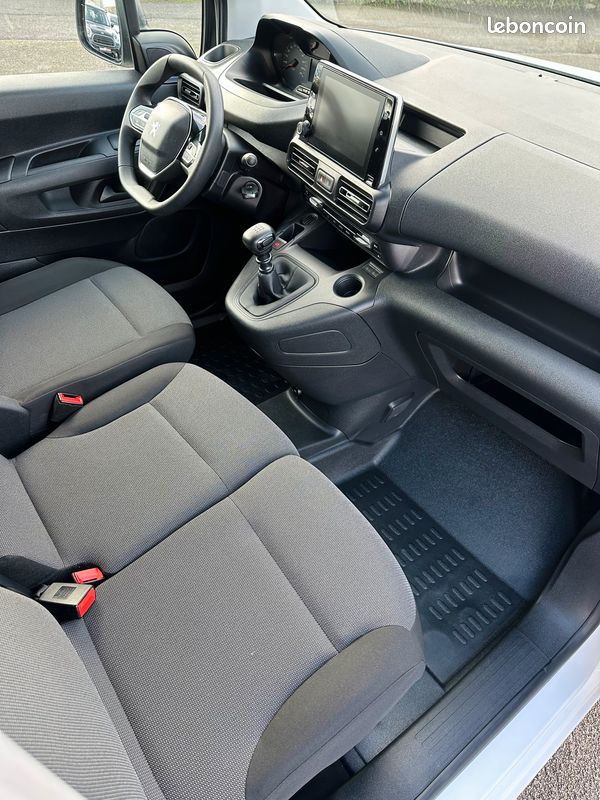 Peugeot Partner 1,5 BLUEHDI 131CV PACK PRENIUM GPS CARPLAY + BLUETOOTH + RADARS AR + ATTELAGE (image 3)