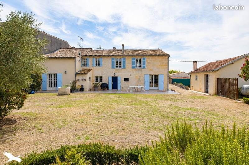 Maison 9 pièces 270 m² · à Jonzac · 270 m² · 427 384 €