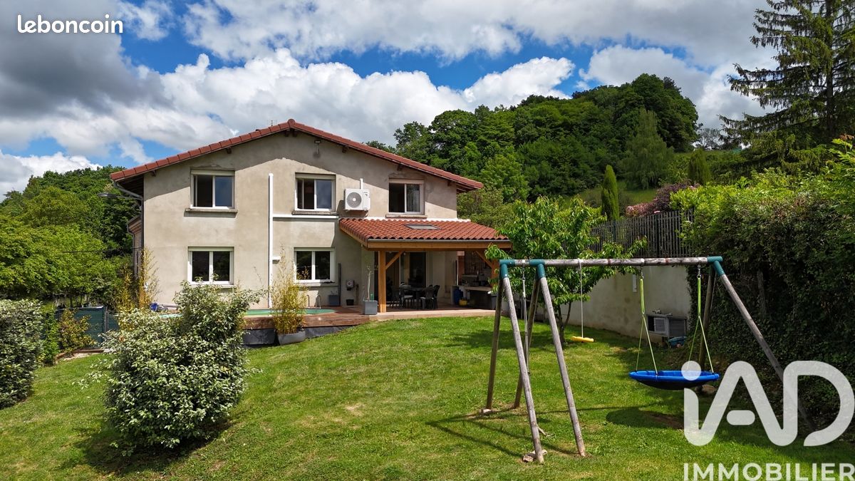 Maison 7 pièces 210 m² · à Saint-Jean-le-Vieux · 210 m² · 349 000 €