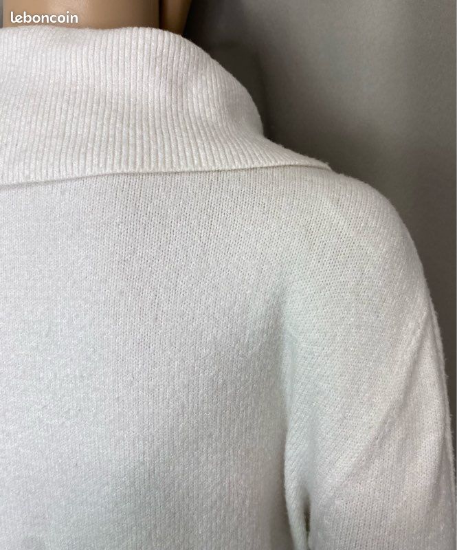 Pull manches longues en maille douce, col côtelé retombant à strass et coupe droite (image 14)