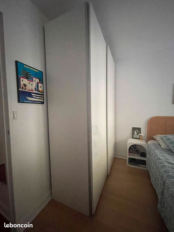 Armoire IKEA PAX 150 cm L x 236 cm H – portes coulissantes blanc brillant – 700 (image 3)