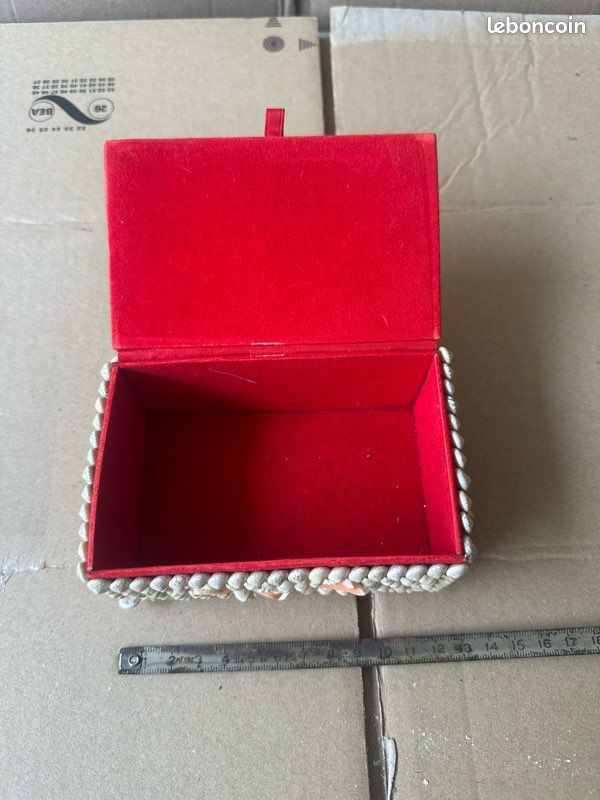 Boîte à bijoux vintage couverte de coquillages – Intérieur velours rouge (image 2)