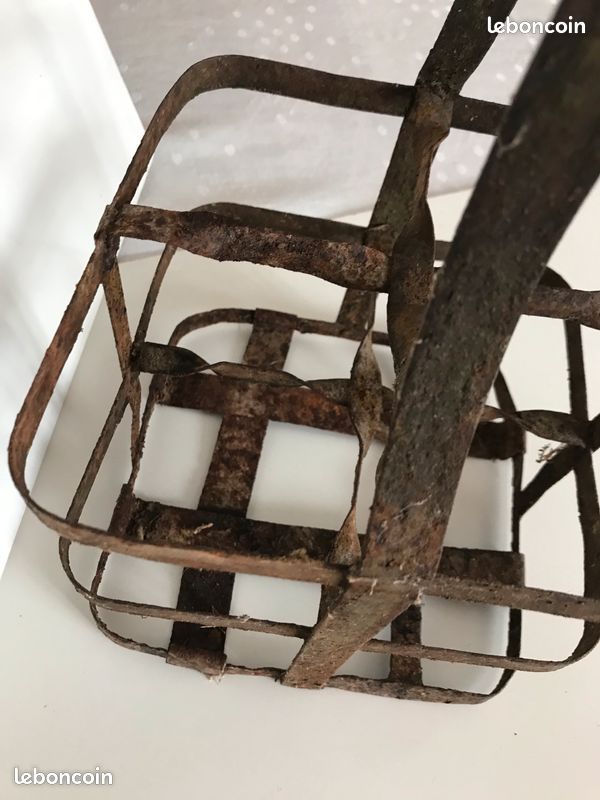 Ancien Porte Bouteilles en Métal Rouge avec Anses torsadées 6 Bouteilles Vintage - Décoration