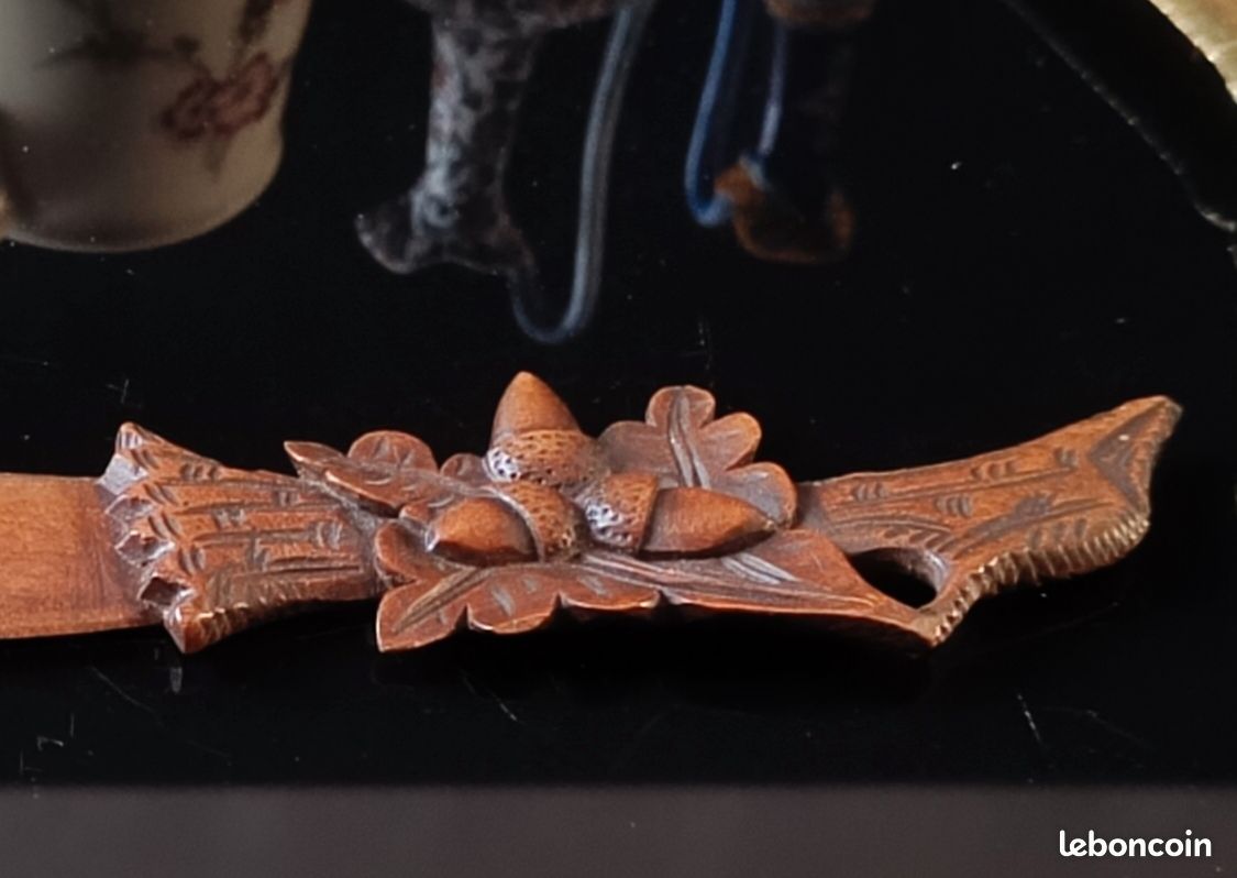 Ancien coupe-papier en bois sculpté, Souvenir de Sallanches (74) (image 3)