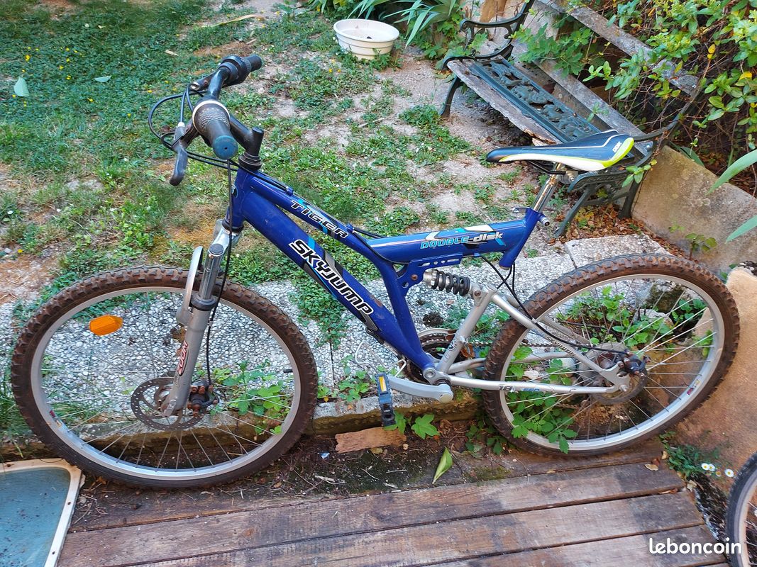 VTT 26 pouces suspendu et freins a disques Vélos