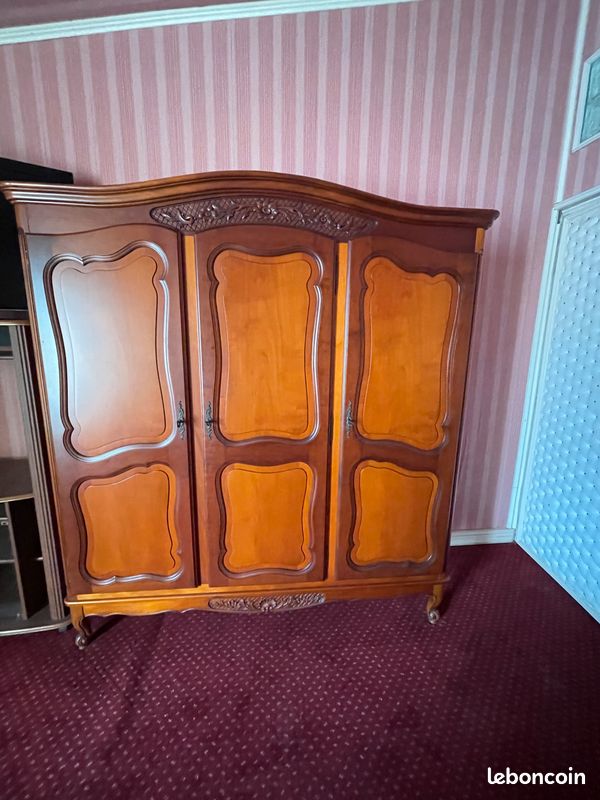 Grande armoire 3 portes style Louis XV – bois teinte merisier (image 1)