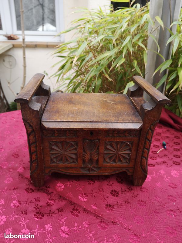 Petit coffre en bois pour poupée (image 1)