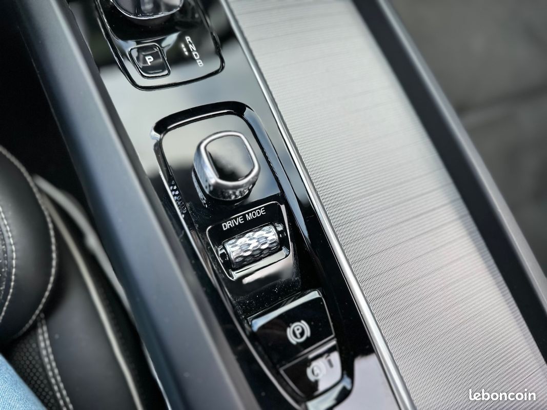 VOLVO XC60 T8 Twin Engine 303 ch + 87 ch Geartronic 8 R-Design /. TOIT OUVRANT / SIÈGES ET VOLANT CHAUFFANT / (image 15)