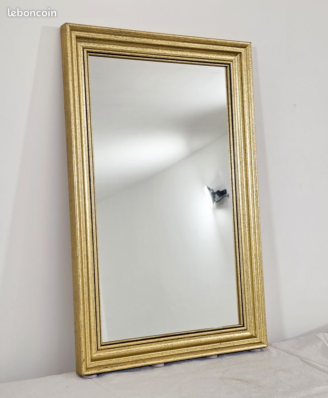 Elégant miroir rectangulaire à cadre doré mouluré – Style classique intemporel (image 2)