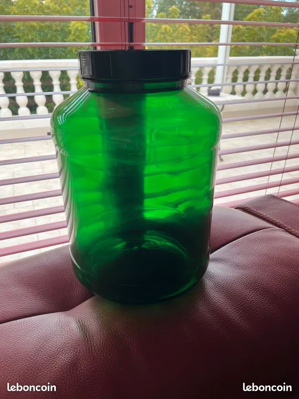 Bocal vert plastique alimentaire multi-usages, estampillé PET (image 1)