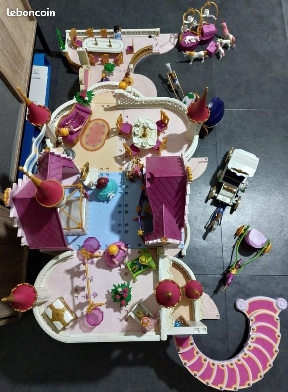 Très grand château de princesse Playmobil 4250 avec son grand jardin et ses calèches, figurines, accessoires (image 2)