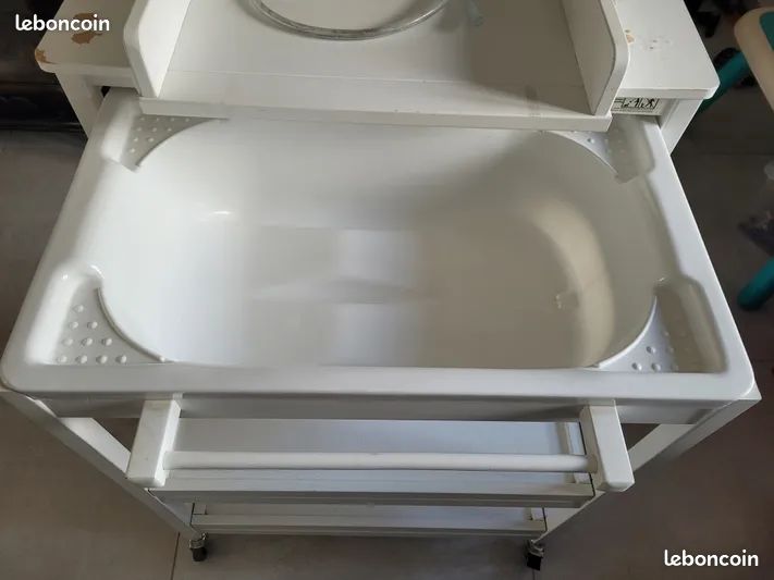 Table à langer / Baignoire (image 3)