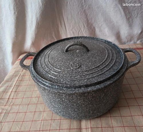 Cocotte Cousances en fonte 22 cm (Gebraucht) in Chézard St Martin für