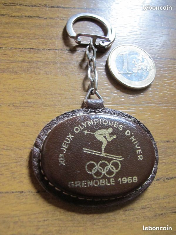 Porte clés JO de Grenoble 1968 , prix livré en suivi , LIRE (image 1)