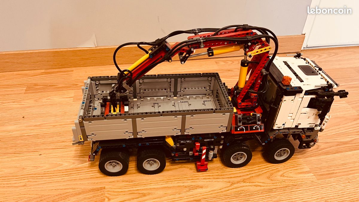 Lego 42043 modifié (image 1)