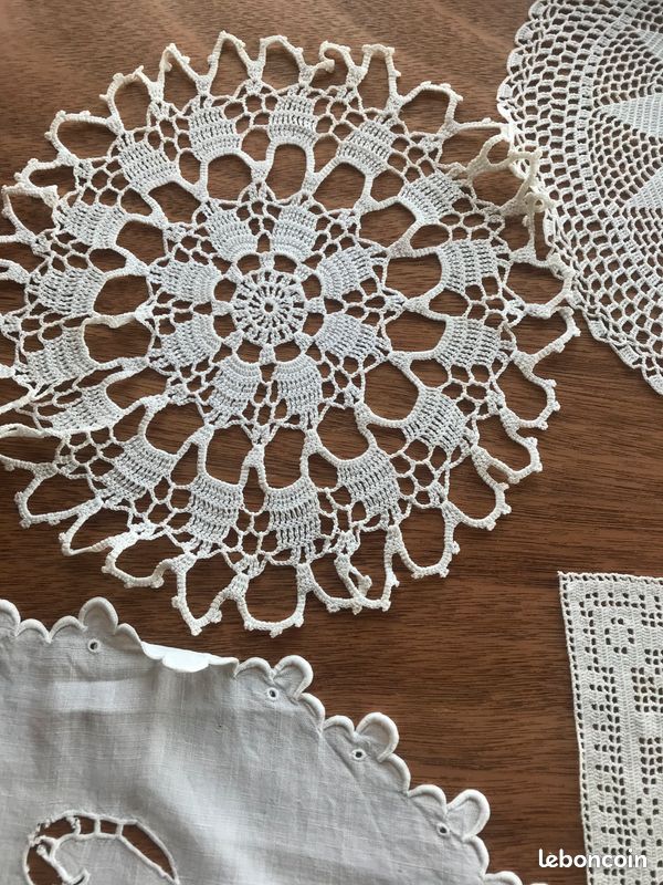 4 napperons blancs anciens 2 brodés 2 macramé (image 2)