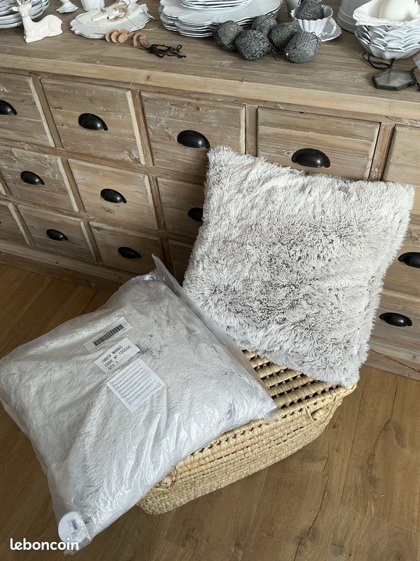MAISONS DU MONDE Lot de 2 Coussins Vancouver en Fausse Fourrure Gris Taupe (image 1)