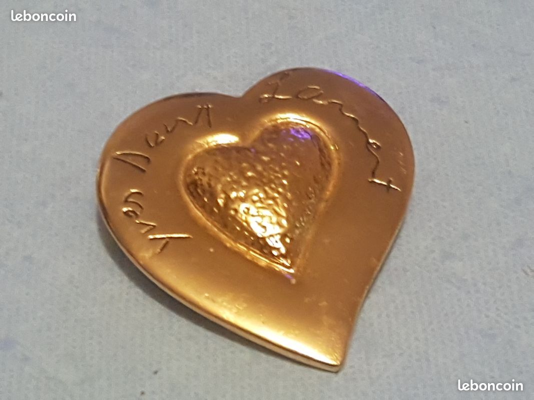Vends broche coeur métal doré YVES SAINT LAURENT: excellent état (image 1)