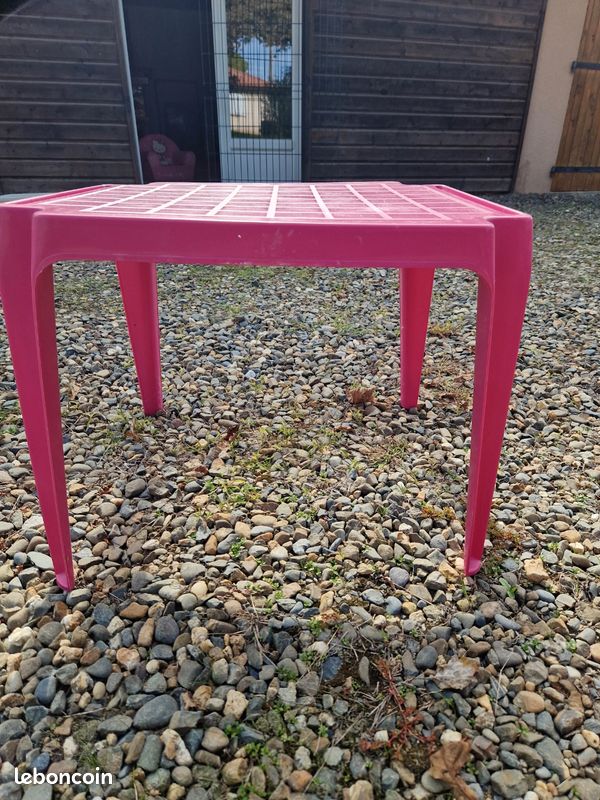 Table rose carrée jouet (image 1)