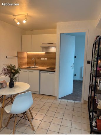 Appartement 5 eme étage sans ascenseur non meublé — 2