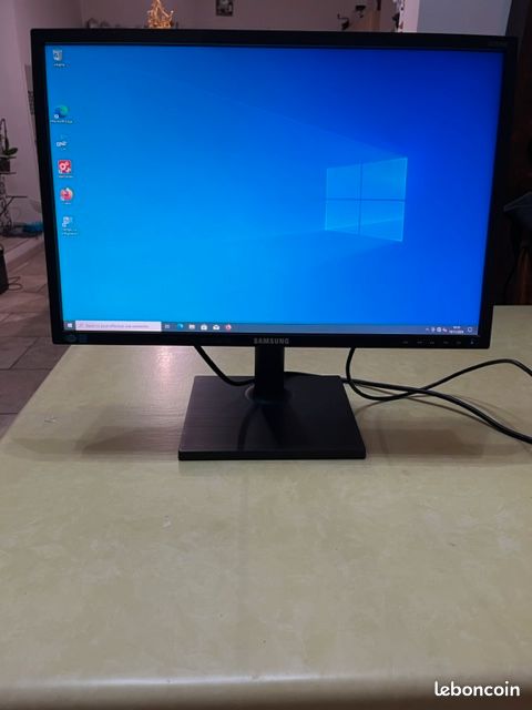 ECRAN SAMSUNG 22 POUCES, SON INTEGRE, COMME NEUF, PIVOTABLE EN MODE PORTRAIT MODELE S22E450MW (écran pour ordinateur, pc, multimédia) (image 1)