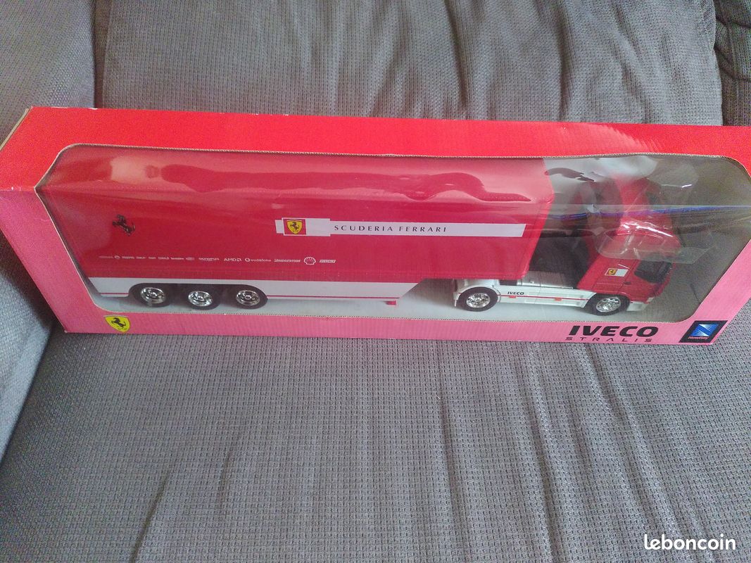 Camion Ferrari Iveco Stralis 1:32 neuf