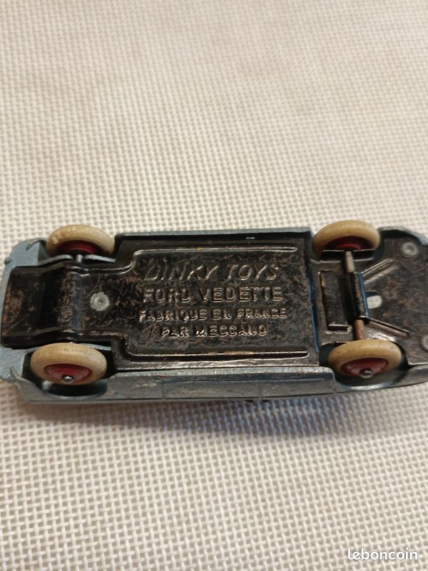DINKY TOYS FRANCE Ford Vedette 49 référence 24 Q bleu métallisé DINKY TOYS FRANCE Ford Vedette 49 référence 24 Q bleu métallisé