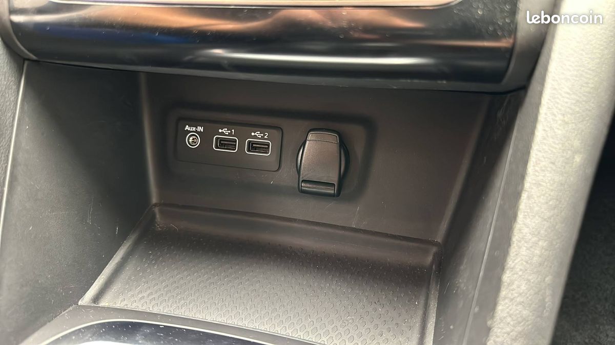 Renault megane iv berline blue dci 115 evolution (image 25)