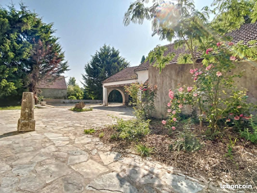 Maison 11 pièces 350 m² · à Viersat · 350 m² · 270 000 €