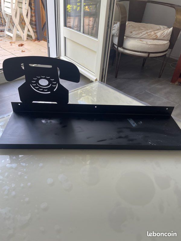 Étagère murale motif téléphone métal noir (image 1)