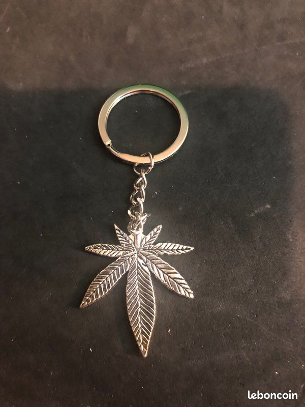 Porte clé feuille de Cannabis neuf métal (image 1)