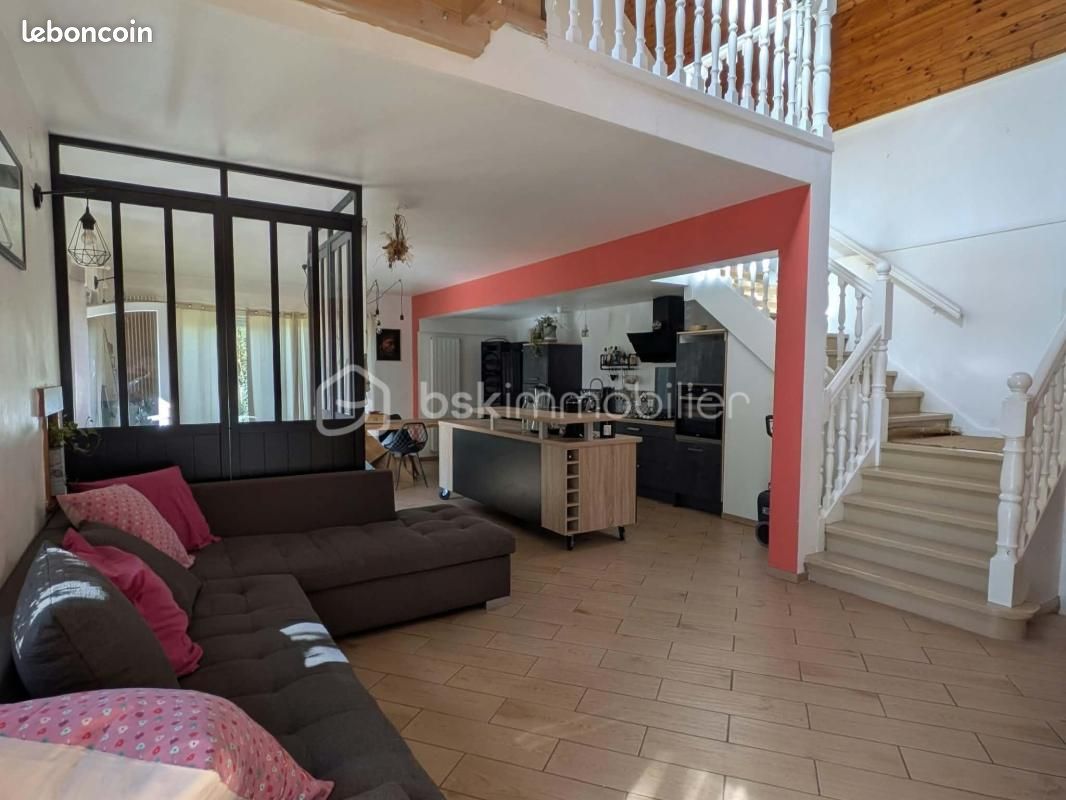 Maison 12 pièces 335 m² · à Saint-Pierre-de-Semilly · 335 m² · 220 000 €
